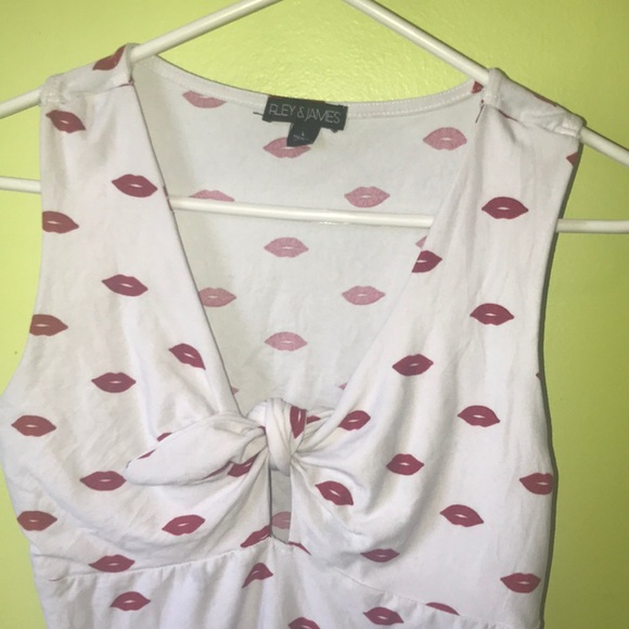 It’s an beautiful crop top with red and white - Picture 3 of 6